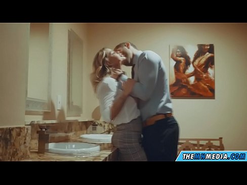 ❤️ Lè yon blond bèl sedui ou nan yon twalèt piblik ☑ Videyo fout nan pònografi ht.drpornofilme.ru ☑